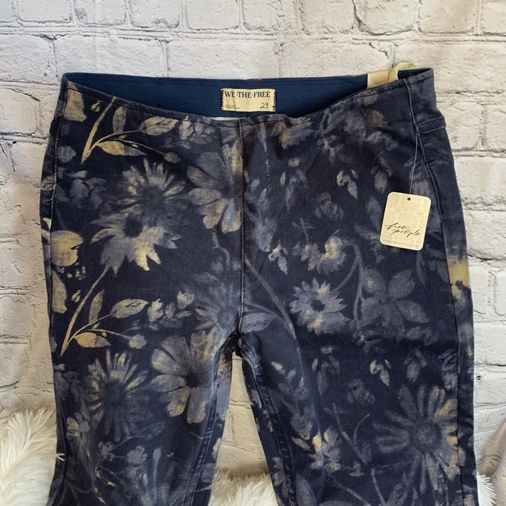 Free People New with Tag Flare Leg Navy Floral Size 29 Pull On Pants